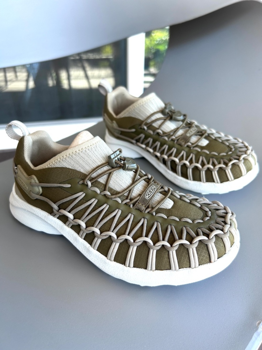 Keen Uneek SNK Sneaker Bungee Lace-lock System Dark Olive/ Beige Color size 6